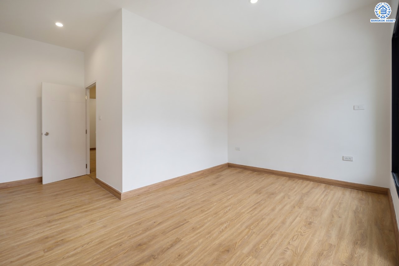 บ้านมือสองตกแต่งใหม่ ม.ซิกเนเจอร์ กัลปพฤกษ์ พร้อมสิ่งอำนวยความสะดวกครบครัน หลังใหญ่ 3 ชั้น บนเนื้อที่ 17 ตร.ว. พื้นที่ใช้สอย 140.5 ตร.ม. ฟังก์ชัน พร้อม 3 ห้องนอน 3 ห้องน้ำ จอดรถได้ 1 คัน บนทำเลคุณภาพติดถนนกัลปพฤกษ์ ตอบโจทย์ทุกการเดินทาง ใกล้รถไฟฟ้า " สถานีหลักสอง "